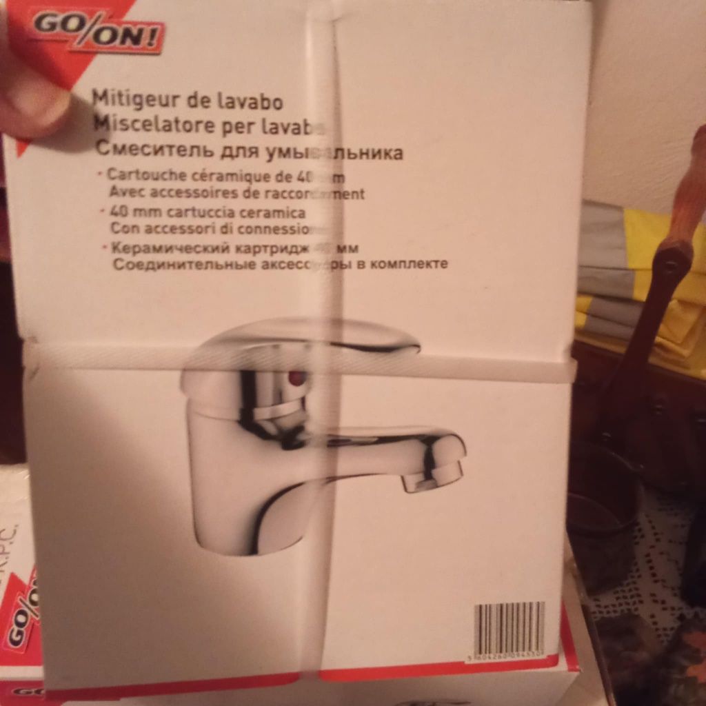 Loiças de casa de banho em caixas ainda