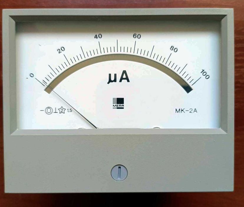 Tablicowy mikroamperomierz analogowy 0-100µA