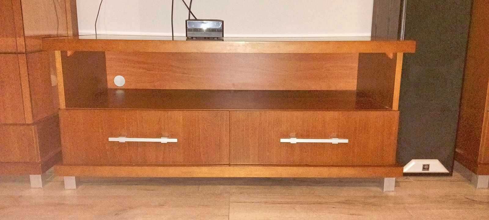 Czteroczęściowy zestaw mebli do salonu