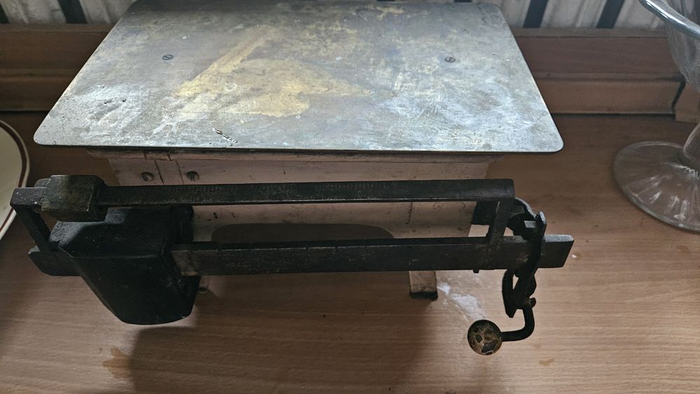 Zabytkowa waga miedz