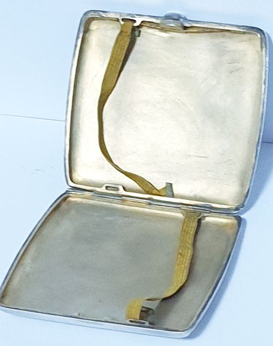 Fantástica antiga cigarreira com gravura romântica - prata contrastada