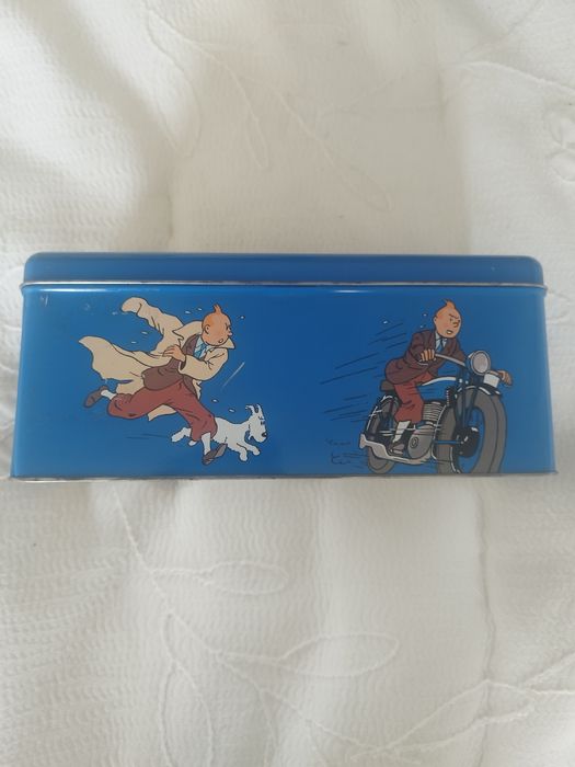 Caixa metálica com personagens da série de banda desenhada As Aventura