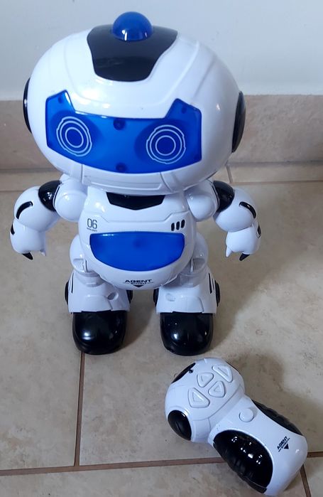 Robot interaktywny z pilotem