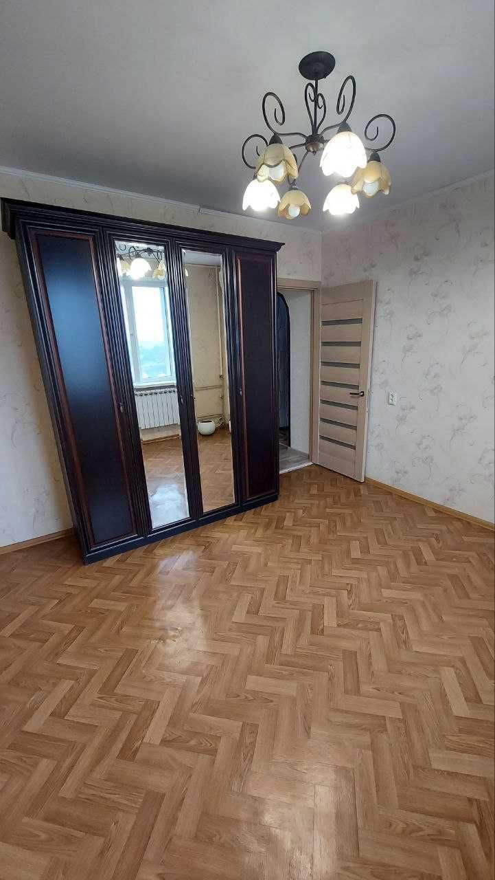 Продам 2 к квартиру на Молочній, з ремонтом. Метро поруч.