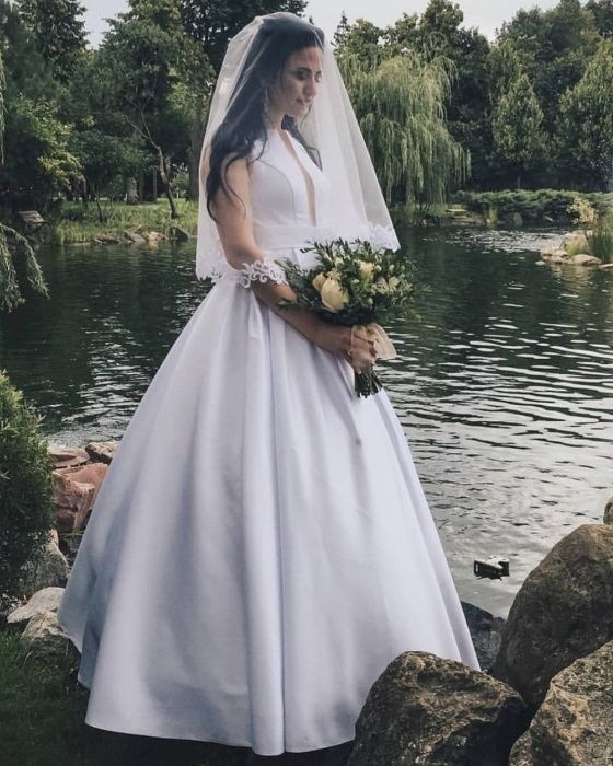 Весільна сукня з атласу Дюпон