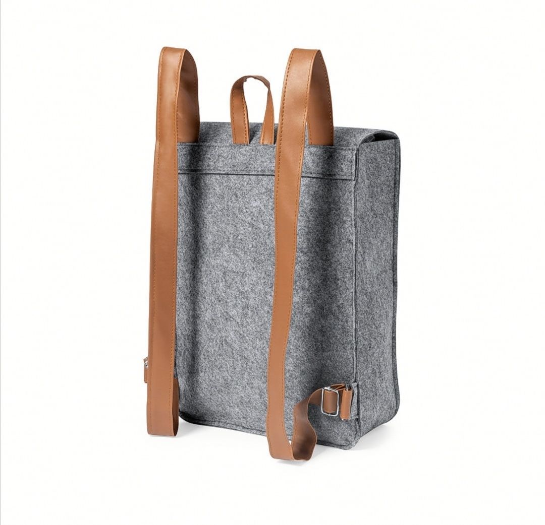 Mochila cinza feltro