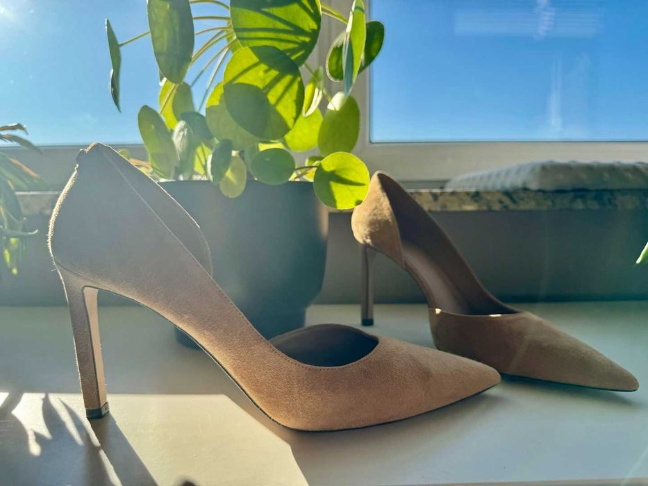 BOSS szpilki Janet Pump kamelowy brązowy zamsz rozm.41