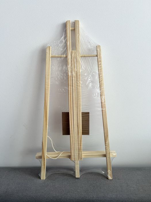 Mała sztaluga w kolorze drewna