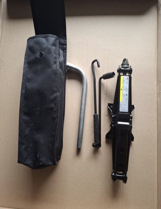 Оригінальний домкрат Фольксваген та ключ для колес