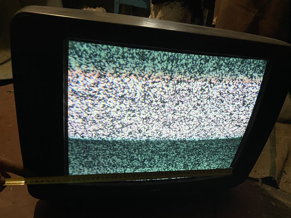 телевізор akai вмикається працює правда якість зображеня не дуже