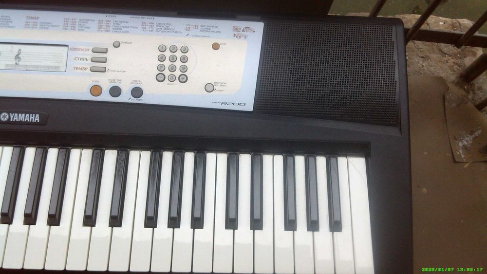 синтезатор Yamaha PSR-R200