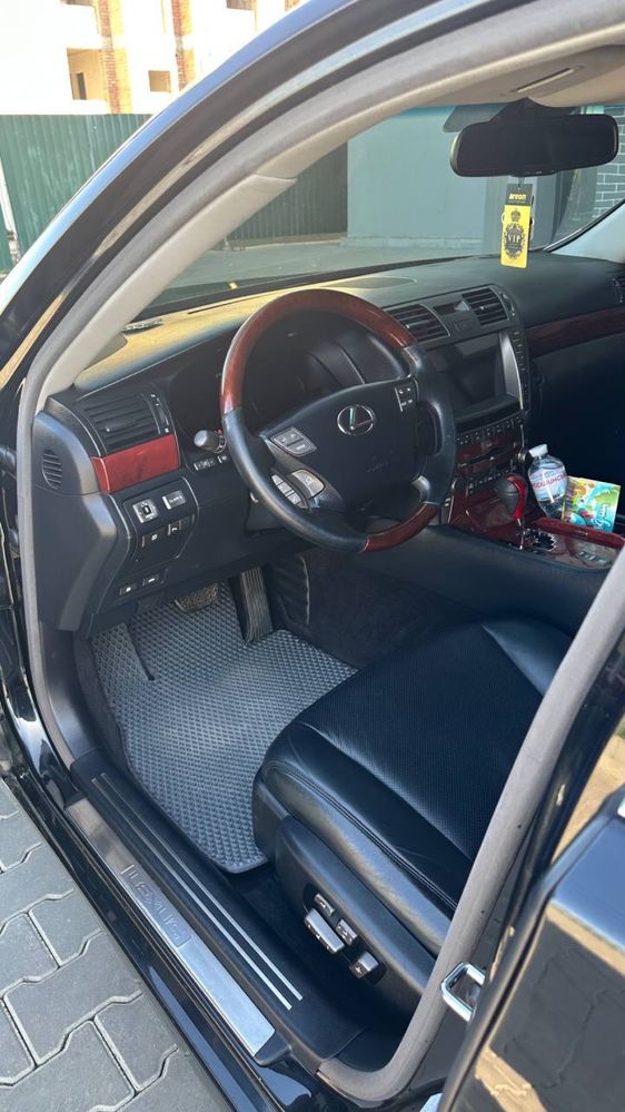 Продам хорошего черныша LS 460