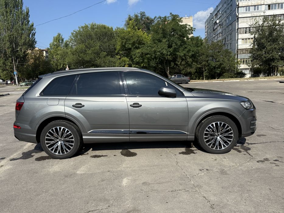 Ауди Q7 3 л бензи в хорошем состояние
