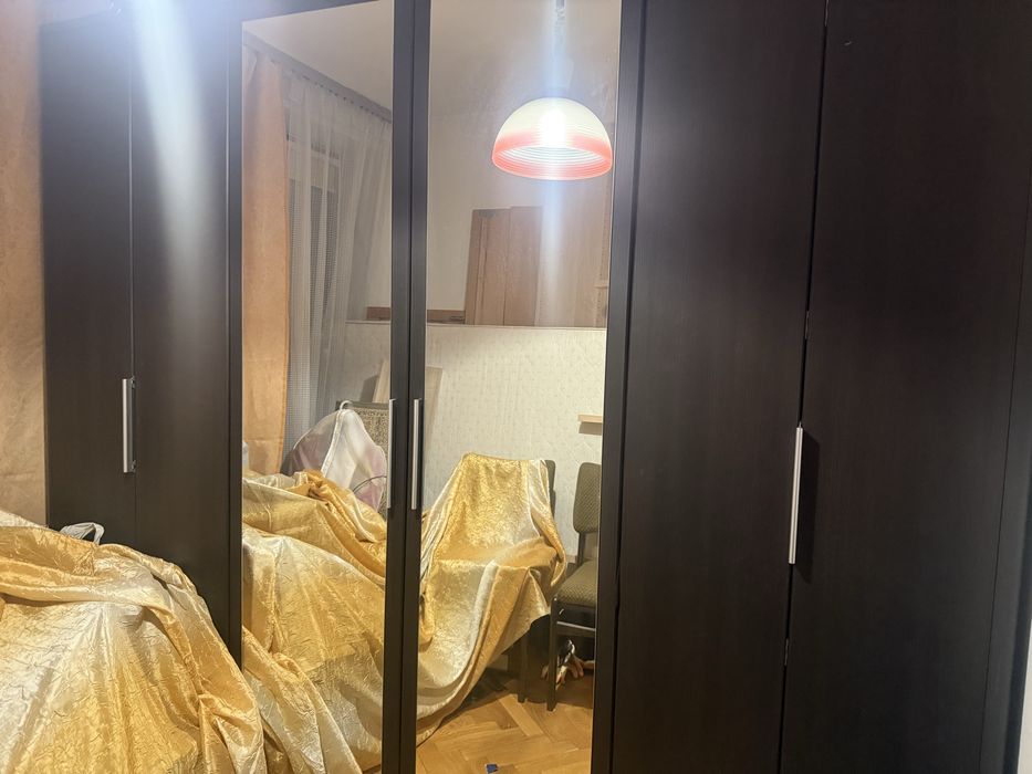 Duża szafa z lustrami