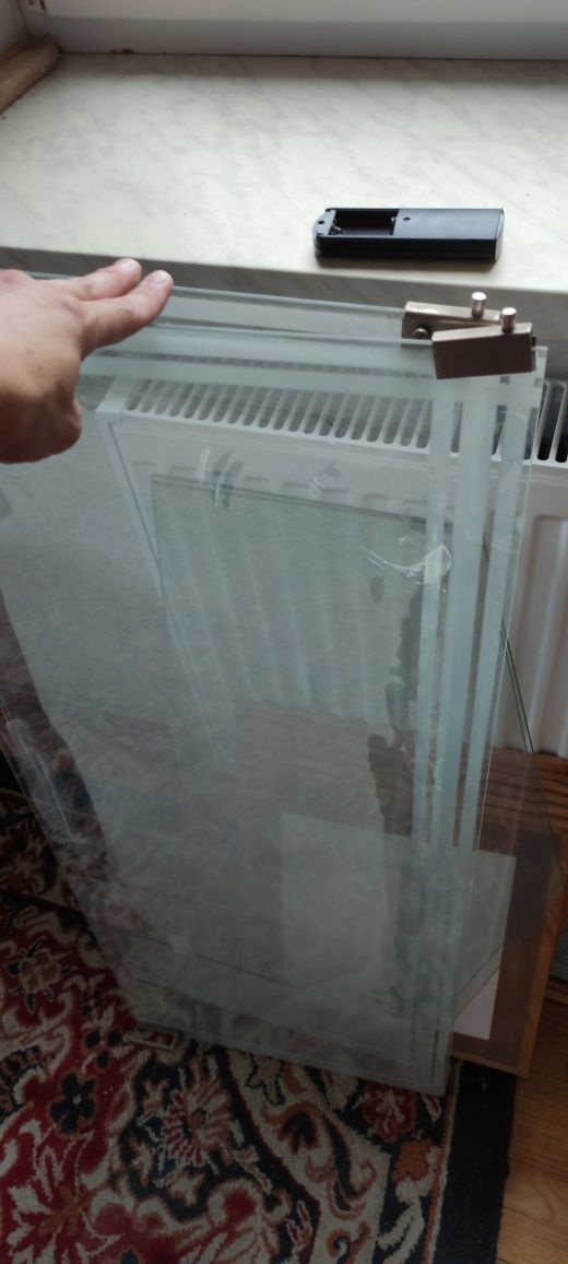 Segment z nadstawką wysoki na 216 cm. Drzwiczki i półki ze szkła.
