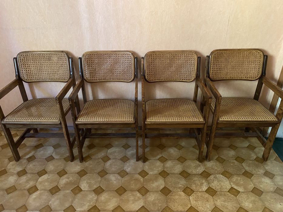 Stare drewniane krzesła