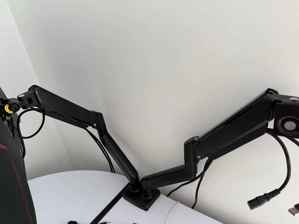 Uchwyt MAD DOG MA1034S2 na 2 monitory 13–34” – stan idealny