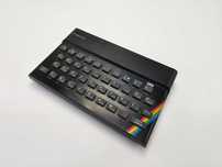 Computador ZX Spectrum de 1983, na caixa original, com carregador