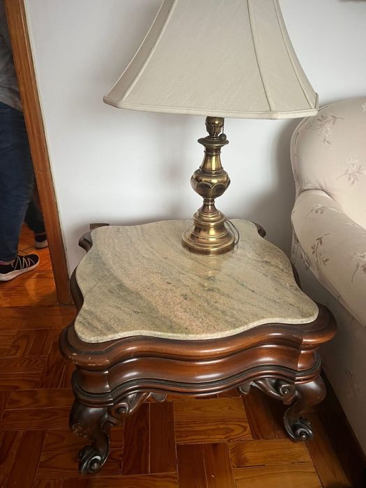 Conjunto de sala clássico - sofá, poltrona e mesas com tampo em mármor