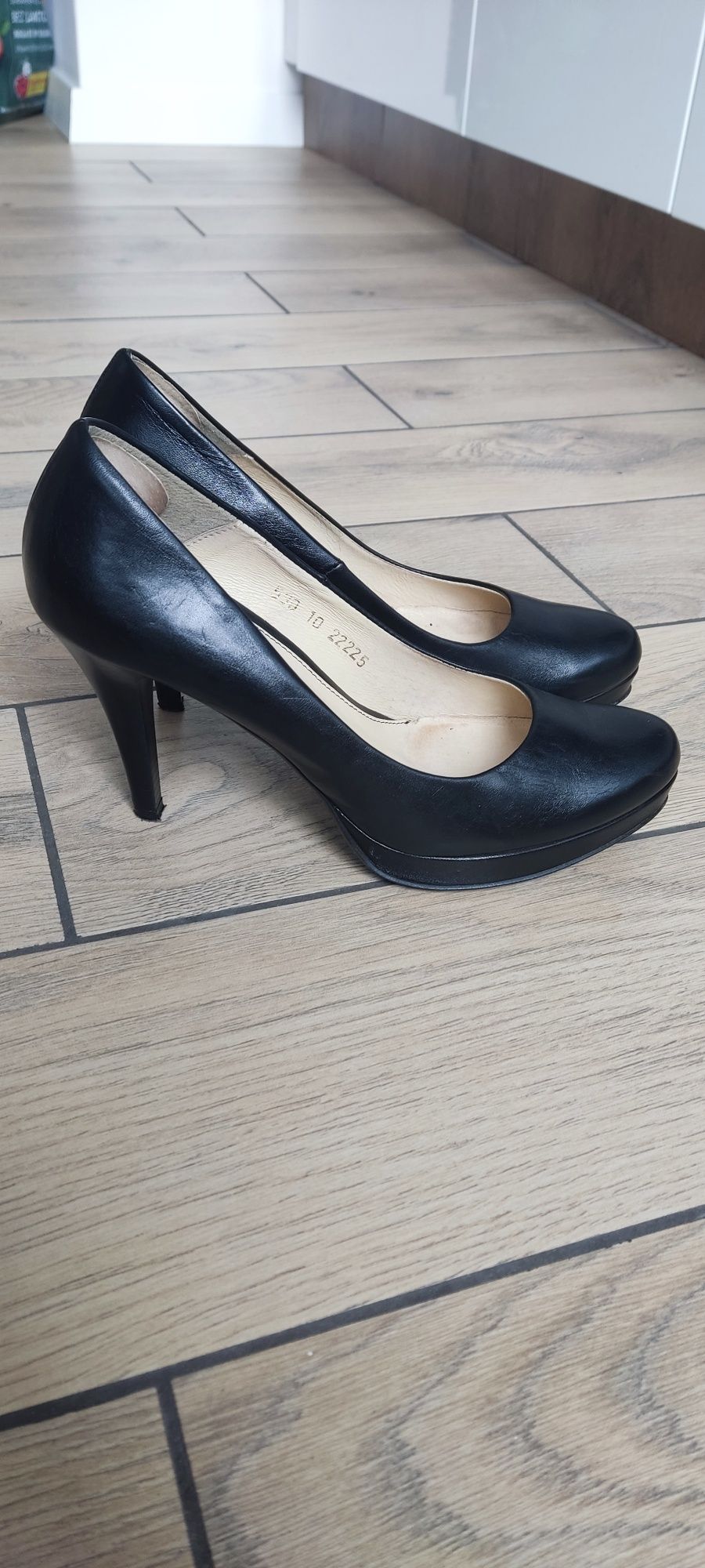 Buty na obcasie 9.5 cm skórzane rozm. 39