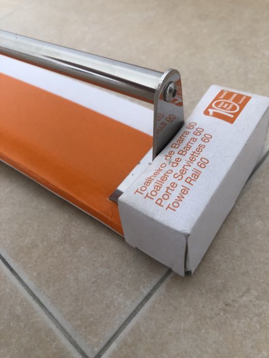 Vende-se toalheiro de barra 60