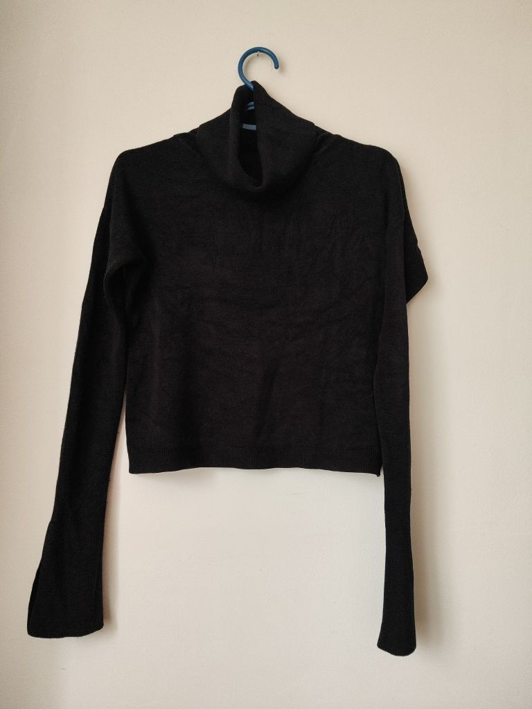 Czarny akrylowy sweter z golfem i rozcięciami na rękawach Primark XS