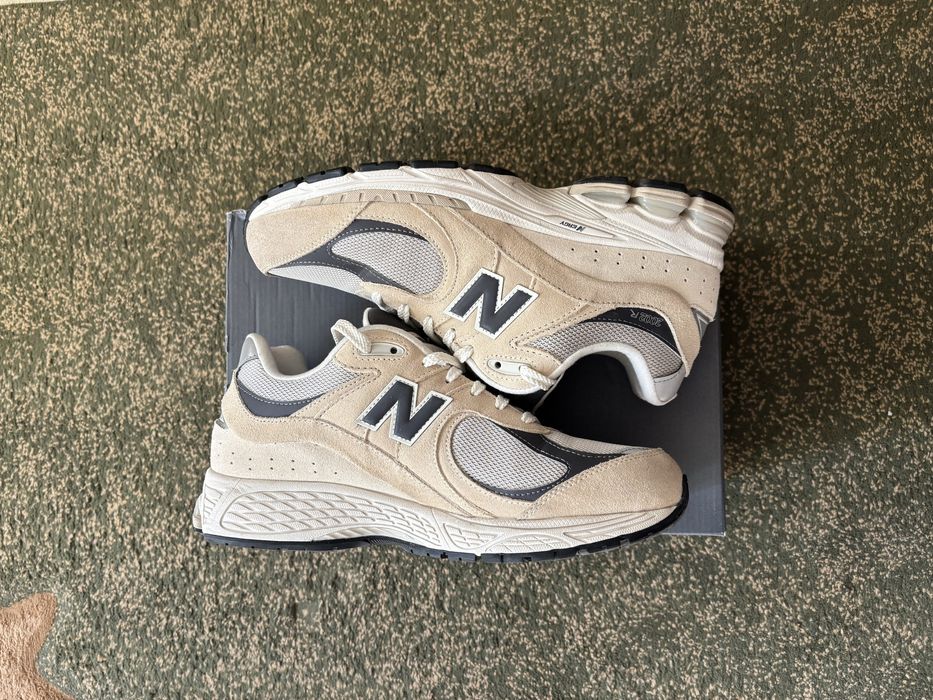 кросівки new balance 2002r