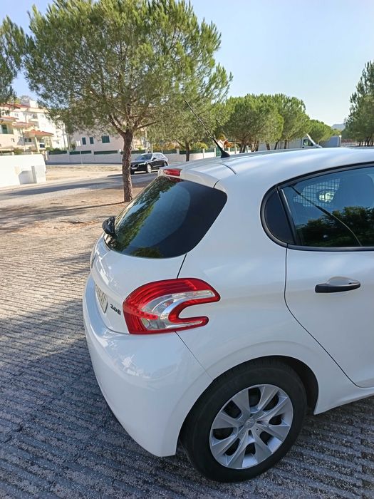 Peugeot 208 comercial em excelente estado de conservação