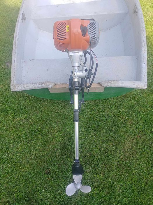 Łódka z silnikiem spalinowym