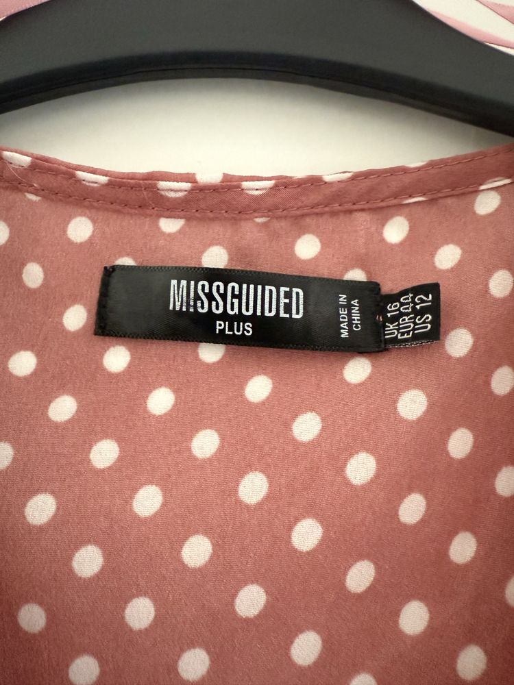 Missguided Plus - różowa sukienka w groszki - 44
