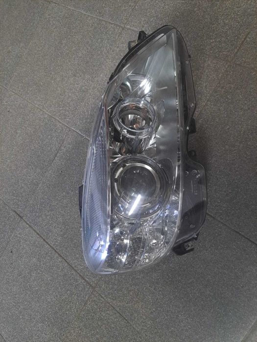 Farol dianteiro esquerdo Mercedes Benz w204 - suporte reparado