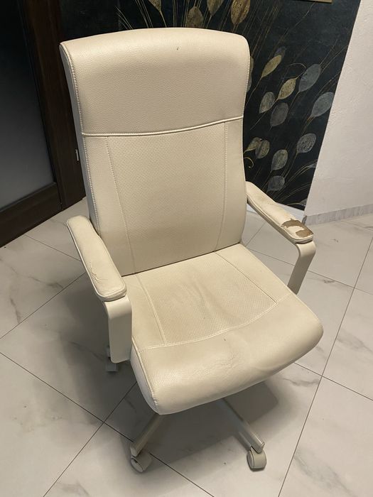 Biały fotel IKEA millberget