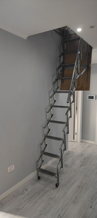Escada sótão extensível (70x120x280) com corrimão
