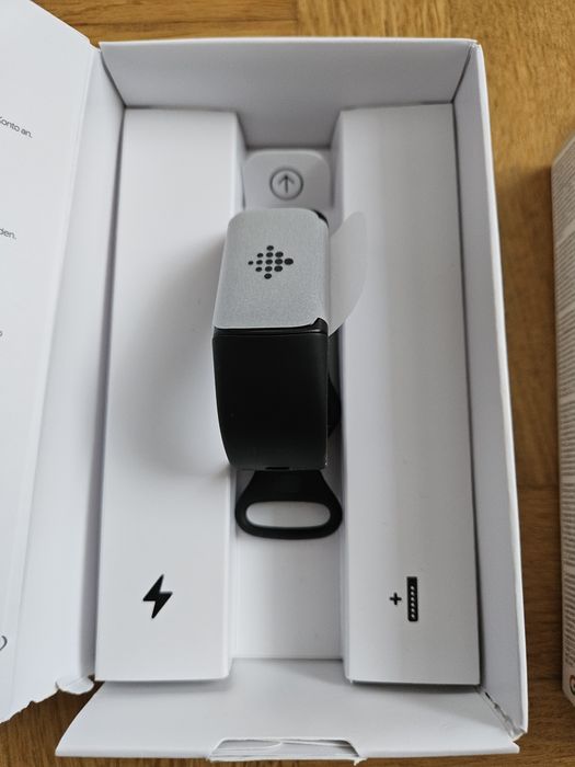 Фітнес браслет Fitbit charge 6