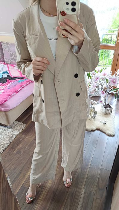 Beżowy komplet garnitur w prążki szerokie nogawki