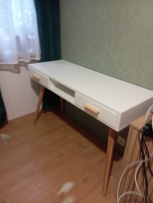 Białe biuirko/toaletka z szufladami