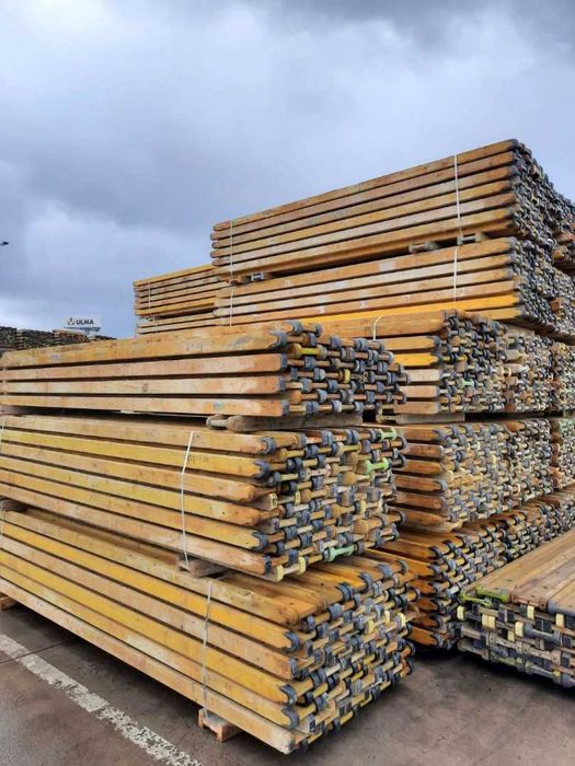 Stemple budowlane szalunki stropowe. Podpory metalowe głowice trojnogi