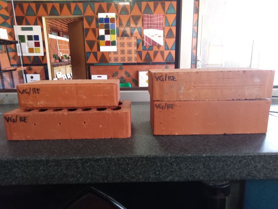 Tijolos manuais e outros prensados