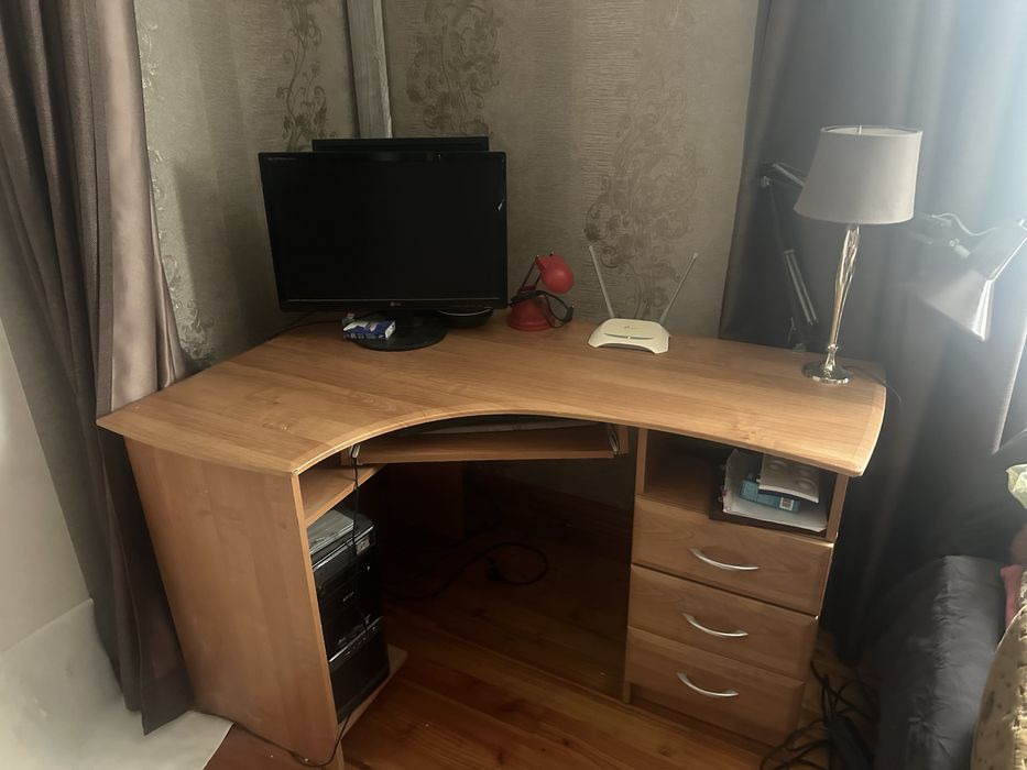 Кутовий компʼютерний столик