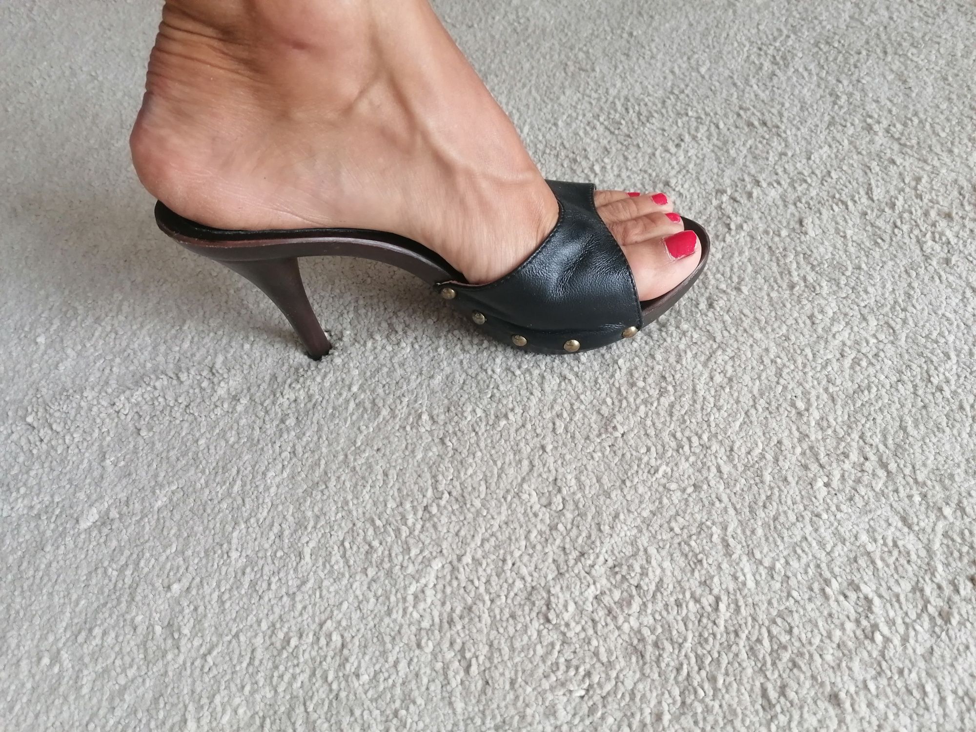 Sandálias pretas novas