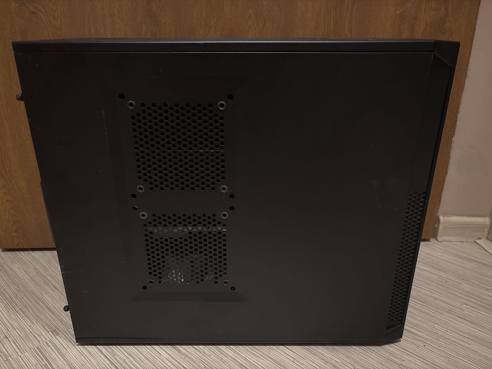 Obudowa komputerowa Corsair + dwa wiatraki Corsair + czytnik płyt Asus