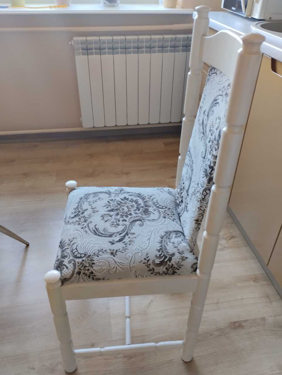 Białe krzesła do salonu