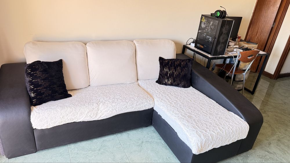 Sofá Chaise long 3 lugares com 2 puffs
