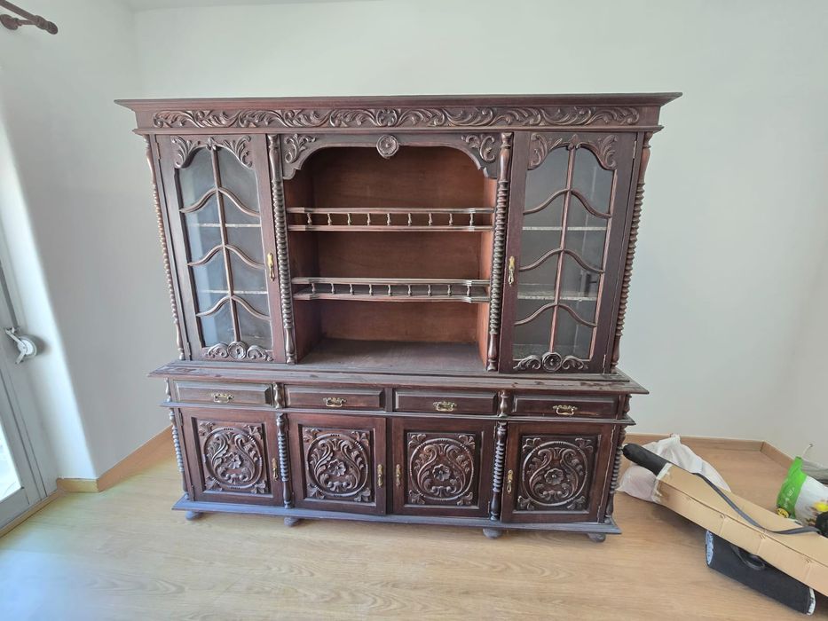 Doam-se duas estantes de madeira antigas