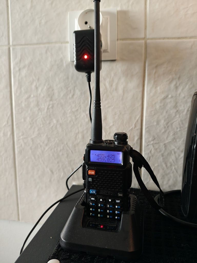 Ładowarka akumulatorowa XTAR VC4 + 4 Aku 18650 + Radio Baofeng