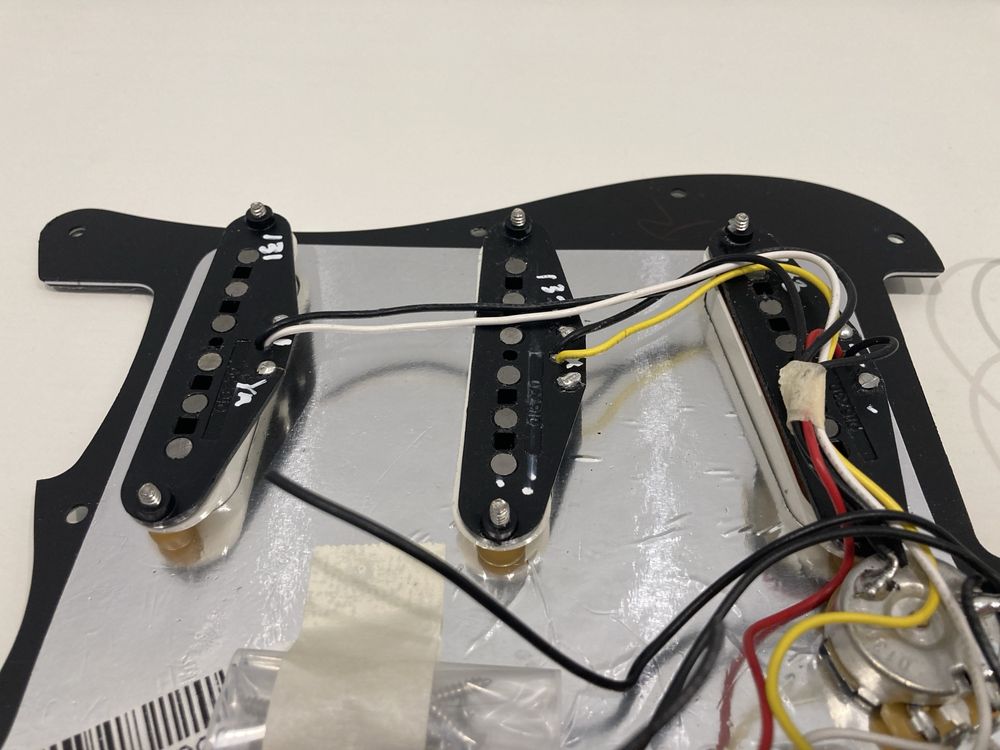 Fender Stratocaster Pickguard Loaded пикгард звукосниматели темброблок