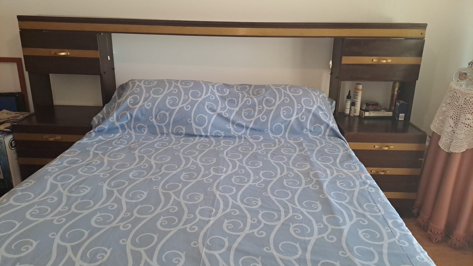 Cama de casal e mesas de cabeceira