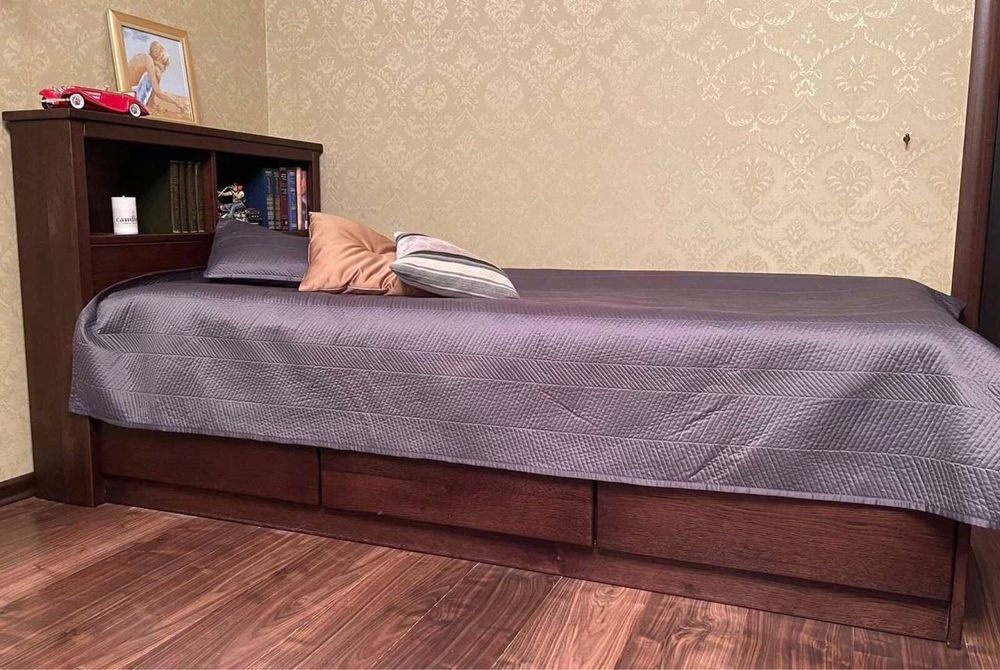 Ліжко з цільного дерева з матрасом