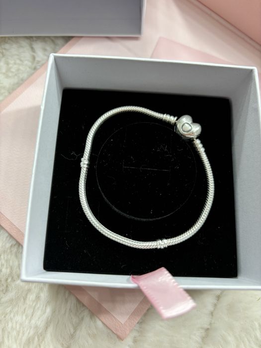 Браслет Pandora,(є шарми)