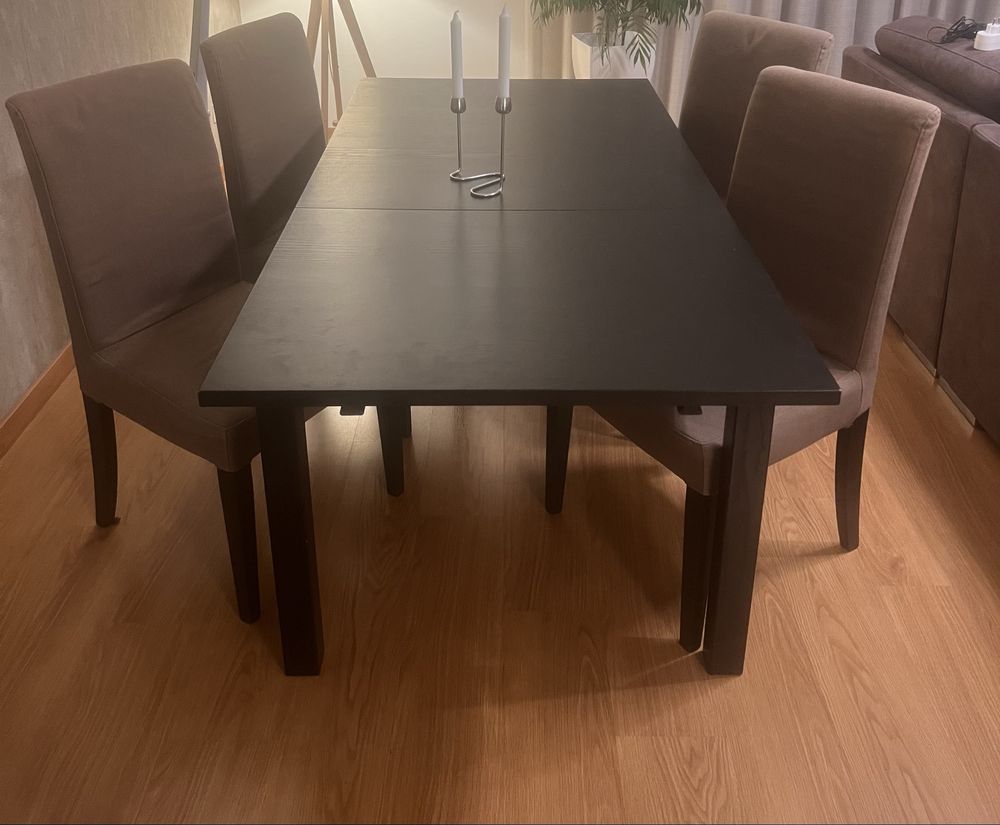Mesa extensivel + 4 cadeiras + 4 capas